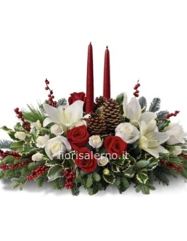 Composizione natalizia con fiori bianchi e rossi