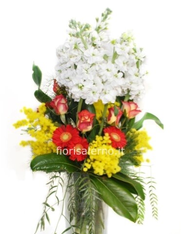 Mazzo di fiori assortito con mimose